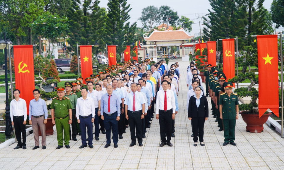 Cần Giuộc tổ chức viếng Nghĩa trang liệt sĩ