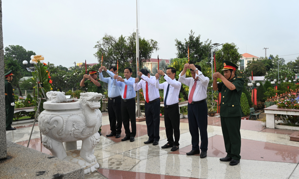 Lãnh đạo huyện Bến Lức viếng Nghĩa trang Liệt sĩ huyện nhân ngày Quốc Khánh 2/9