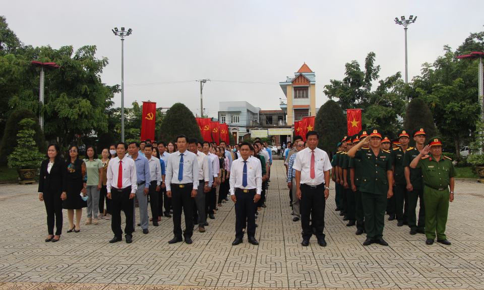 Thủ Thừa viếng Đài tưởng niệm liệt sĩ huyện nhân kỷ niệm 78 năm ngày Cách mạng tháng Tám và Quốc khánh 2/9