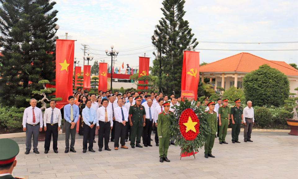 Cần Đước dâng hương tưởng niệm các anh hùng liệt sĩ nhân kỷ niệm 78 năm Cách mạng Tháng Tám và Quốc khánh 2/9