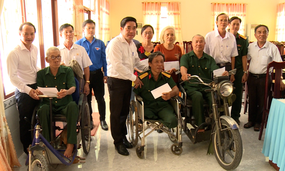 Thăm, tặng quà cho thương binh nặng tại Trung tâm Điều dưỡng Thương binh và Người có công Long Đất