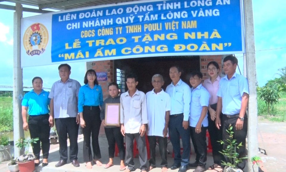 Đức Hòa trao tặng Mái ấm Công đoàn cho công đoàn viên có hoàn cảnh khó khăn