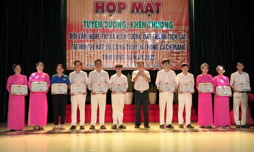 Kiến Tường họp mặt tuyên dương, khen thưởng Đội Văn nghệ đạt thành tích cao tại Hội thi Hát sử ca và Truyền thống cách mạng tỉnh Long An năm 2023