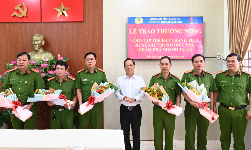 Bến Lức trao thưởng nóng cho tập thể có thành tích xuất sắc trong điều tra khám phá án nhanh