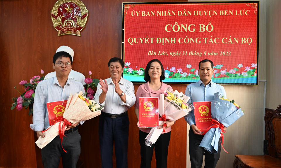 Bến Lức trao quyết định về công tác cán bộ