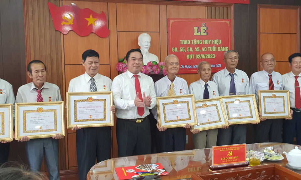 Tân Thạnh trao huy hiệu Đảng đợt 2/9 cho đảng viên cao niên