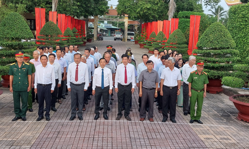 Đoàn cán bộ huyện Châu Thành viếng Nghĩa trang liệt sĩ liên huyện nhân kỷ niệm 78 năm ngày Quốc Khánh 2/9