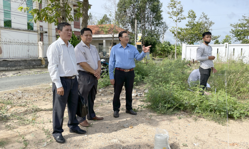  Lãnh đạo UBND huyện Tân Hưng kiểm tra các trường học trước khai giảng năm học 2023 - 2024