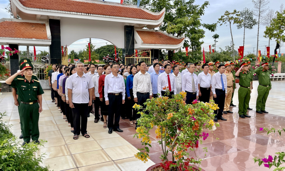Tân Hưng tổ chức viếng Nhà bia ghi tên liệt sĩ huyện nhân Quốc khánh 2/9