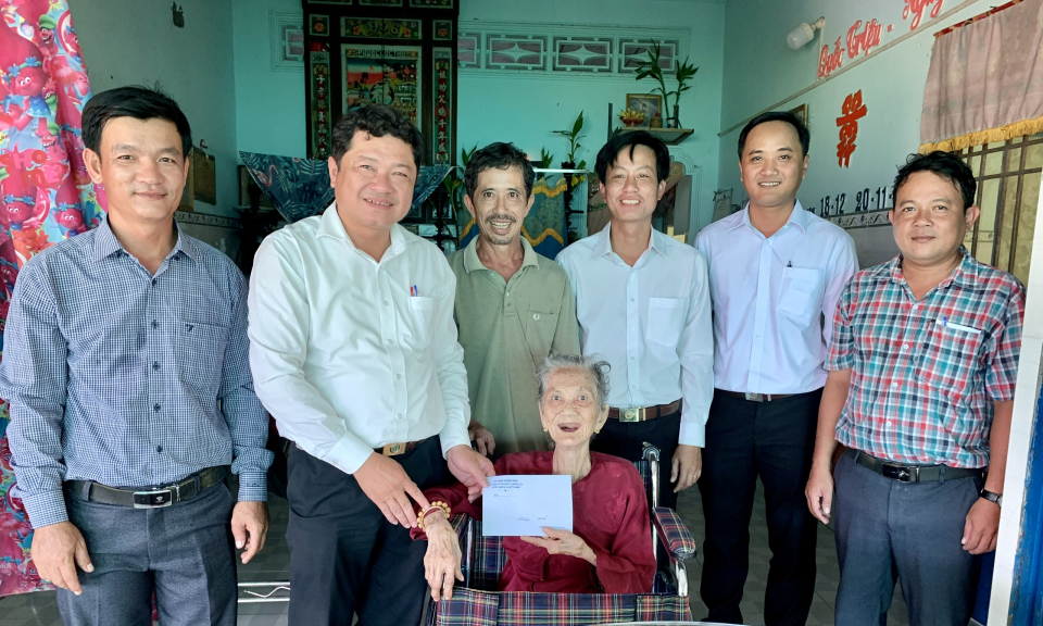 Lãnh đạo huyện Châu Thành thăm, tặng quà các Mẹ Việt Nam anh hùng