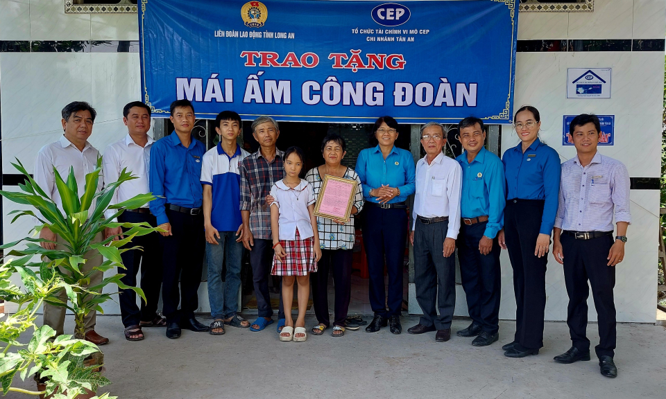 Liên đoàn Lao động tỉnh trao tặng Mái ấm Công đoàn cho công đoàn viên xã Thuận Mỹ