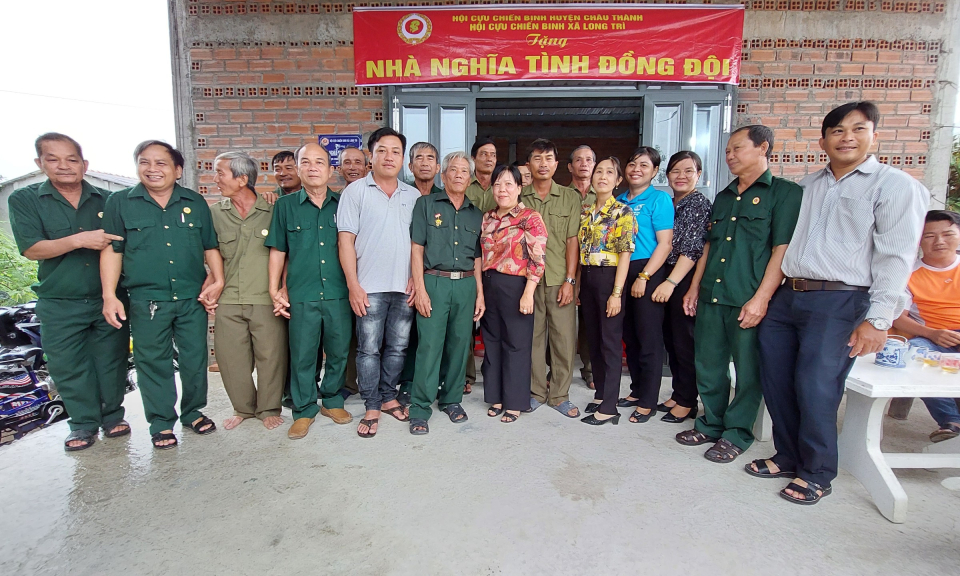  Xã Long Trì trao tặng nhà đồng đội cho hội viên cựu chiến binh