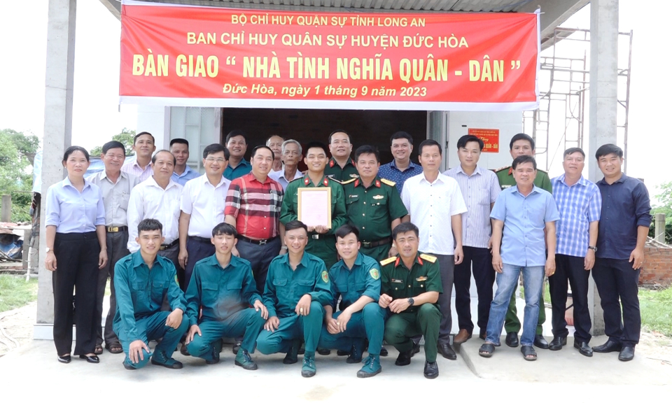Đức Hòa trao tặng thêm 1 căn nhà tình nghĩa Quân - Dân