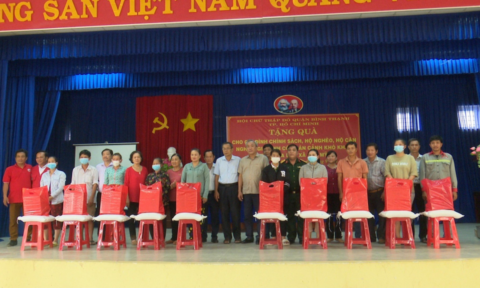 Đức Hòa trao 100 phần quà cho hộ nghèo, hộ chính sách khó khăn