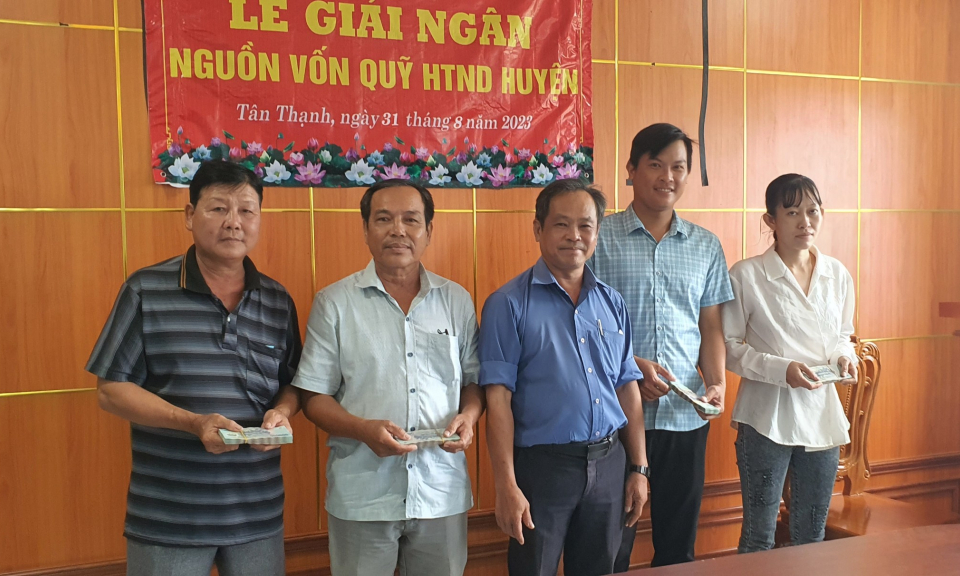 Tân Thạnh trao quỹ hỗ trợ Nông dân