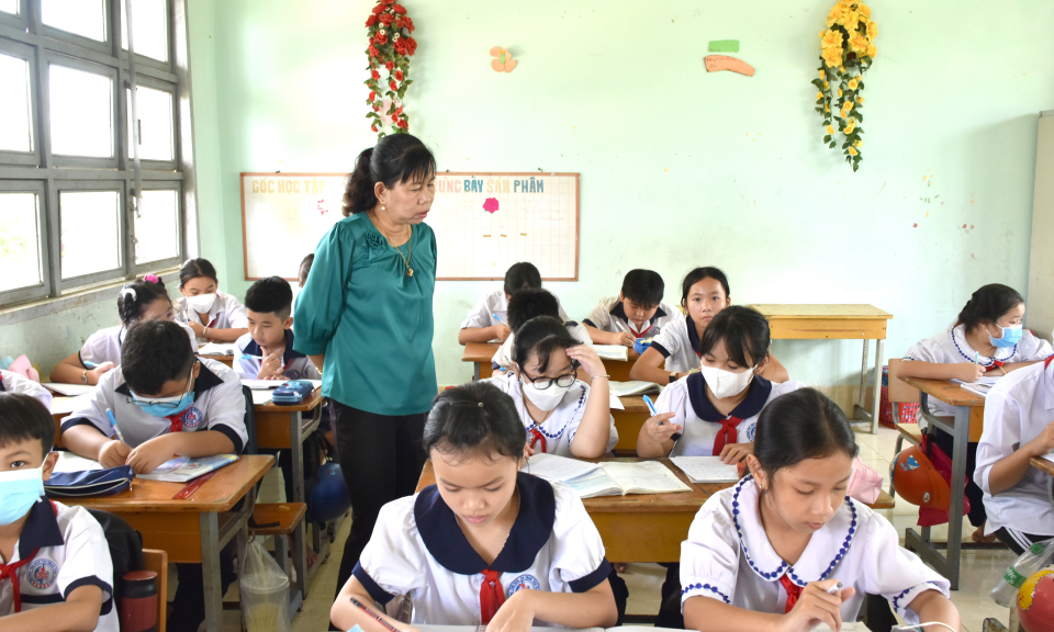 Tân Thạnh có gần 17.000 học sinh tựu trường năm học 2023 - 2024
