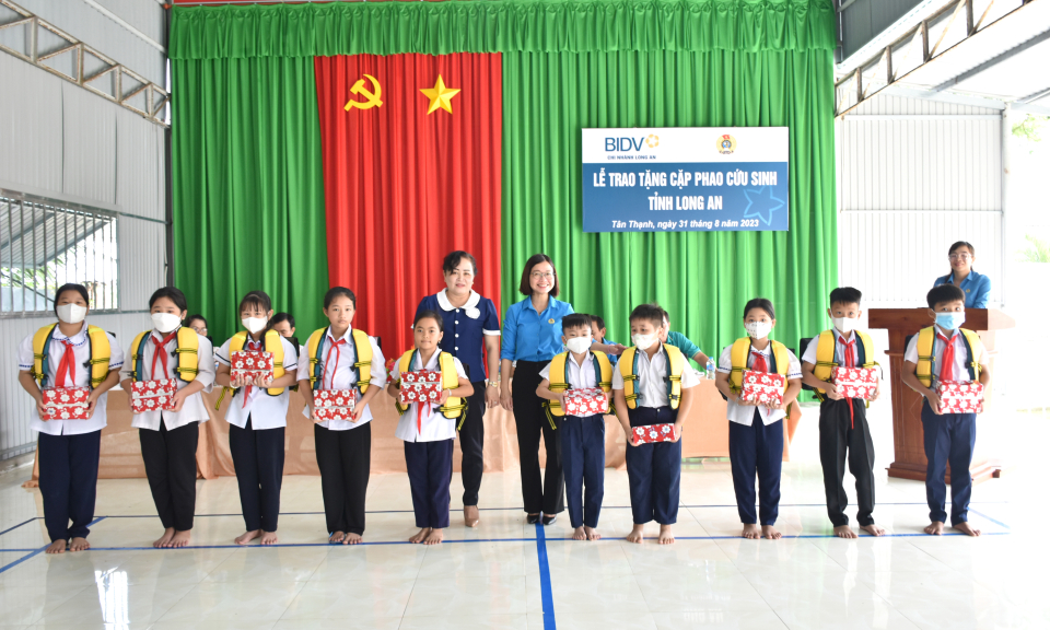Liên đoàn Lao động tỉnh Long An trao 75 cặp phao cứu sinh cho học sinh tại huyện Tân Thạnh