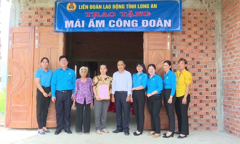 Tân Trụ: Liên đoàn Lao động tỉnh trao Mái ấm Công đoàn cho đoàn viên khó khăn