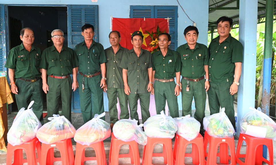  Hội Cựu chiến binh Bến Lức trao quà cho hội viên và gia đình chính sách nhân dịp Quốc Khánh 2/9