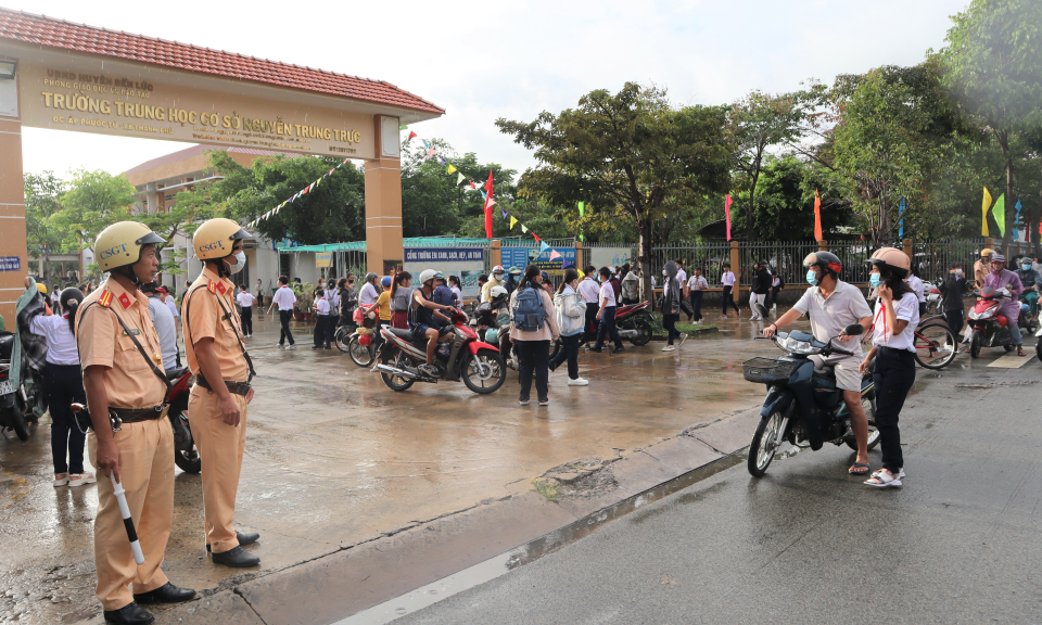 Bến Lức tập trung thực hiện Tháng cao điểm an toàn giao thông cho học sinh đến trường