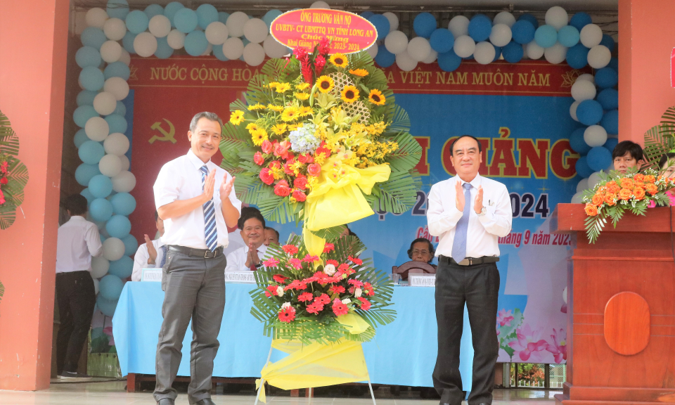 Ông Trương Văn Nọ - Chủ tịch UBMTTQ Việt Nam tỉnh dự khai giảng năm học mới tại Cần Đước