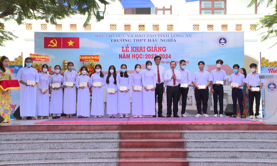 Chủ tịch UBND tỉnh dự lễ khai giảng năm học mới tại huyện Đức Hoà