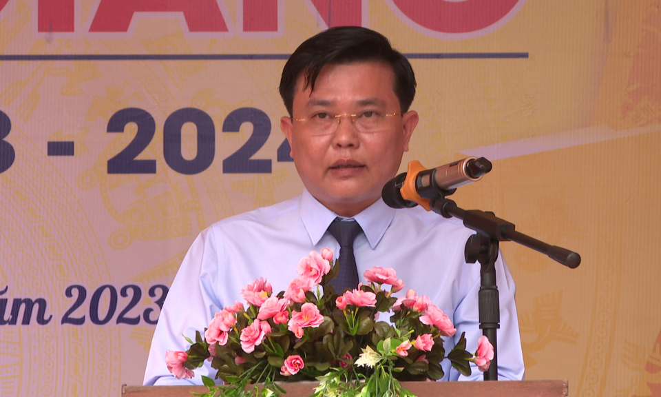 Phó Bí thư Thường trực Tỉnh ủy dự lễ khai giảng năm học mới tại huyện Cần Giuộc.