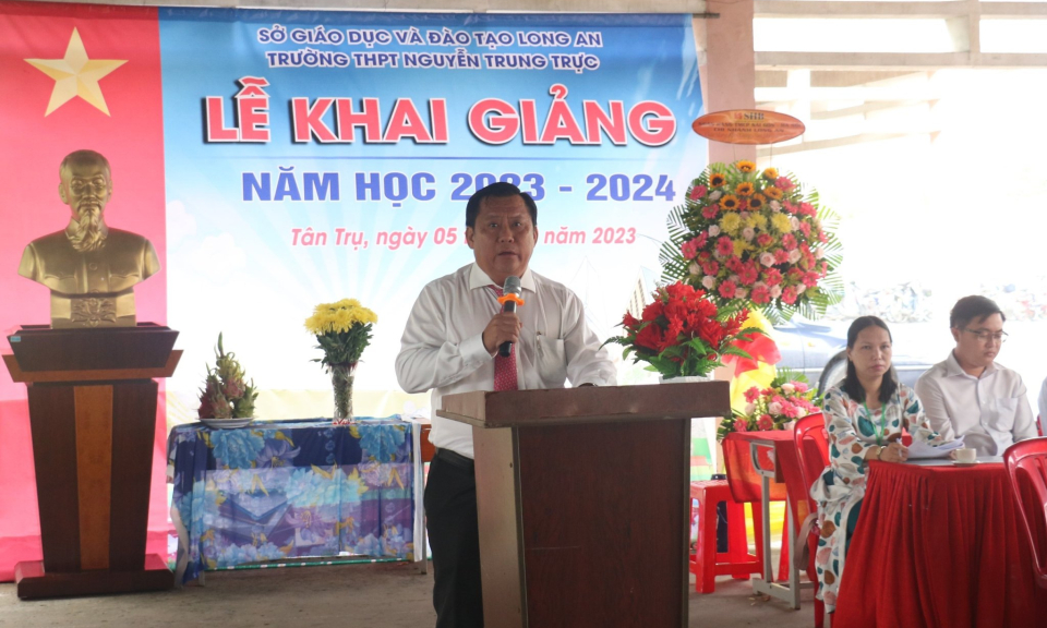 Phó Chủ tịch UBND tỉnh - Huỳnh Văn Sơn dự lễ khai giảng năm học mới tại huyện Tân Trụ