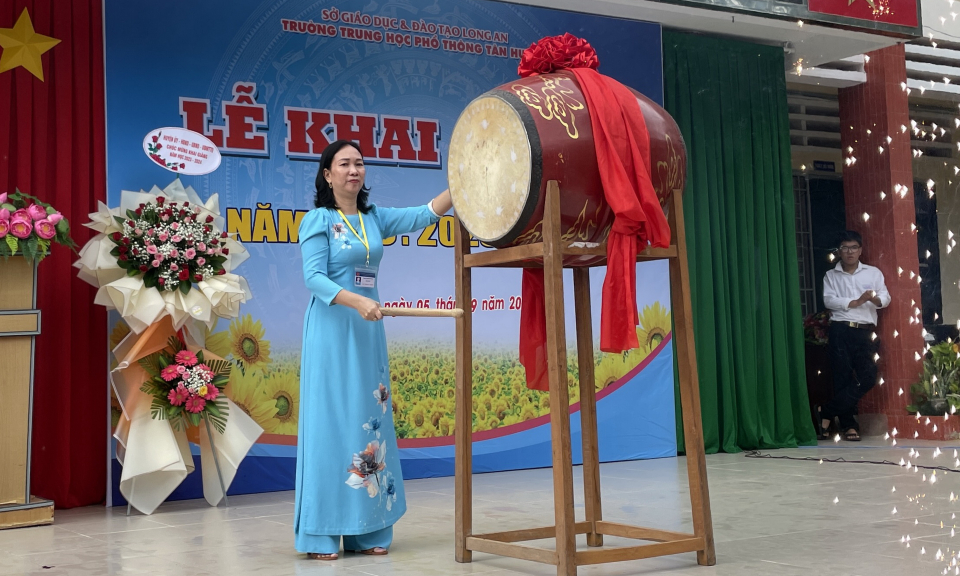 Trưởng Ban Nội Chính Tỉnh ủy đến dự lễ khai giảng năm học 2023 – 2024 tại trường THPT Tân Hưng
