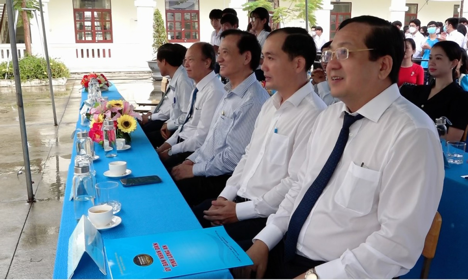 Phó Chủ tịch UBND tỉnh Nguyễn Minh Lâm dự Lễ khai giảng năm học mới tại Kiến Tường