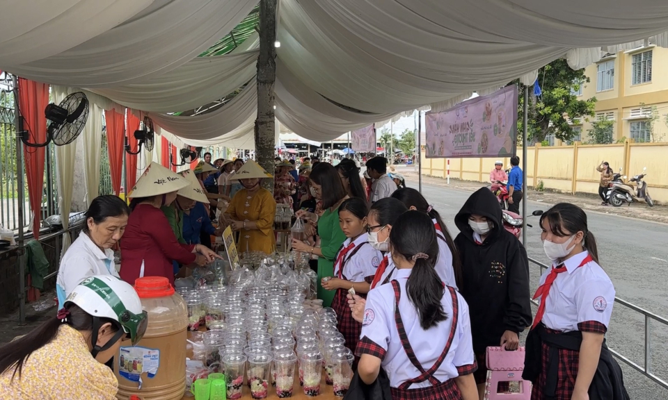 Tân Hưng: Rộn ràng “Gian hàng yêu thương” gây quỹ cho học sinh có hoàn cảnh khó khăn 
