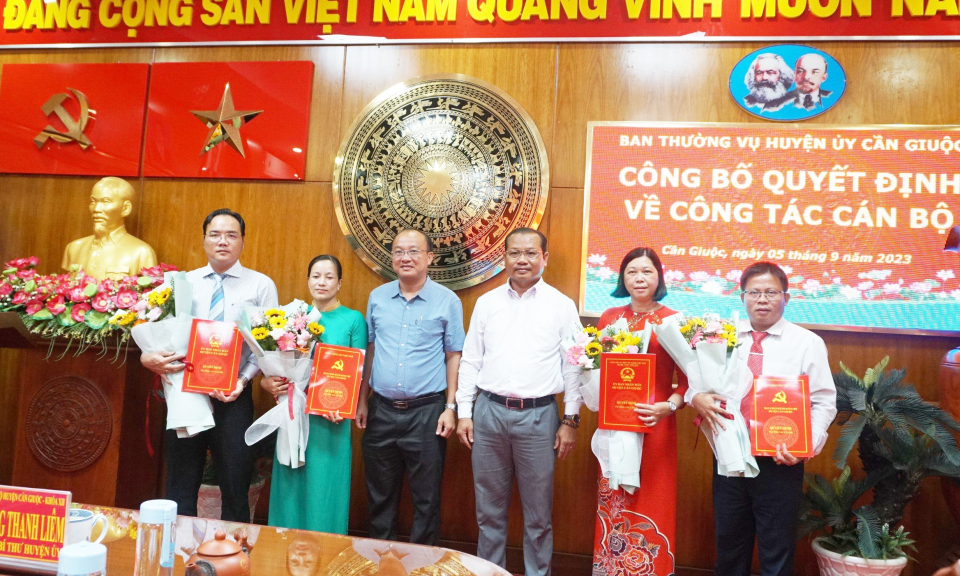 Huyện ủy Cần Giuộc công bố quyết định về công tác cán bộ
