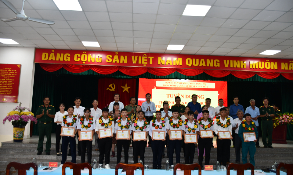 Đức Hòa tuyên dương thí sinh trúng tuyển vào các học viện, nhà trường quân đội năm 2023