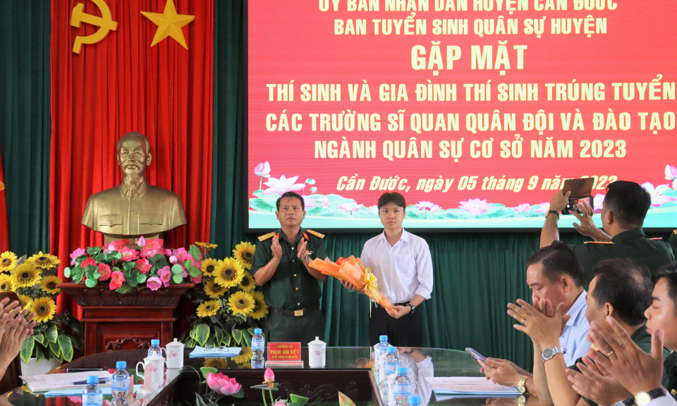 Cần Đước gặp mặt thí sinh trúng tuyển các trường sĩ quan quân đội năm 2023