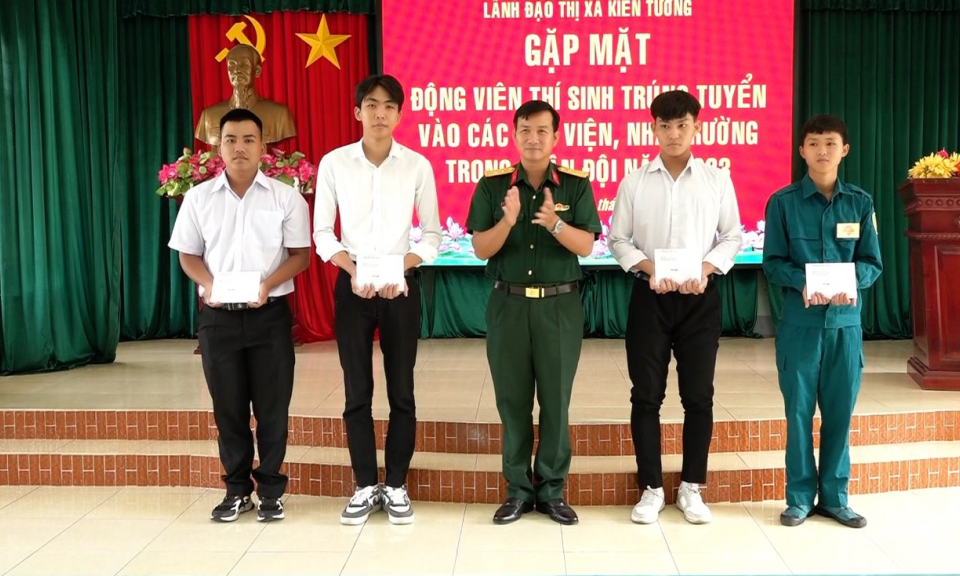 Kiến Tường gặp mặt động viên thí sinh trúng tuyển vào các Học viện, Trường trong Quân đội năm 2023