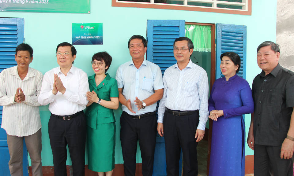 Thủ Thừa: Nguyên Chủ tịch nước Cộng hòa XHCN Việt Nam Trương Tấn Sang dự trao tặng nhà tình nghĩa tại xã Nhị Thành