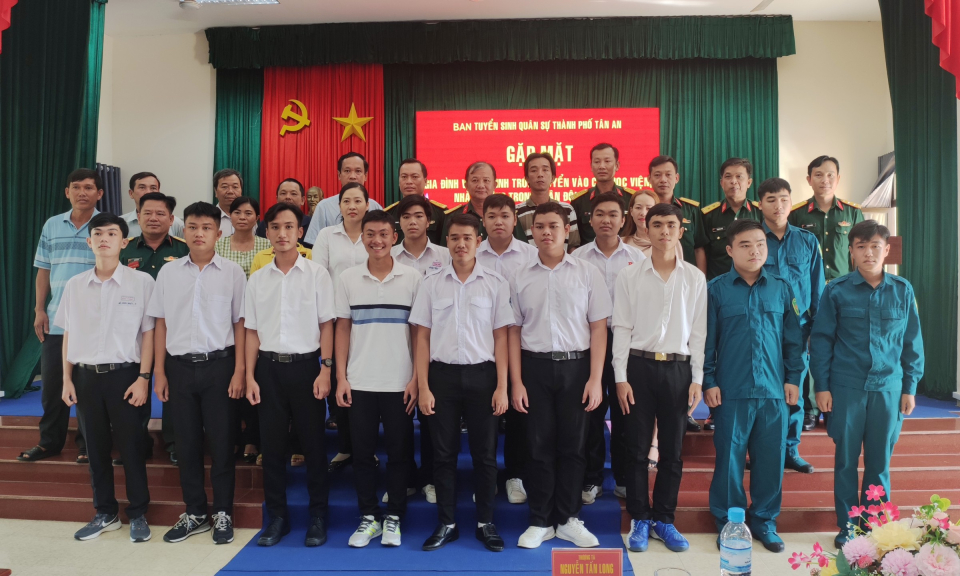 Thành phố Tân An gặp mặt thí sinh trúng tuyển vào các học viện, nhà trường trong Quân đội