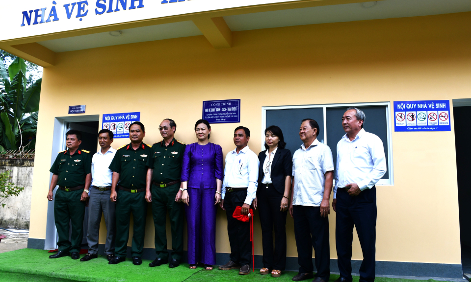 Đức Hòa lễ khánh thành công trình nhà vệ sinh xanh - sạch - thân thiện và trao học bổng cho học sinh khó khăn