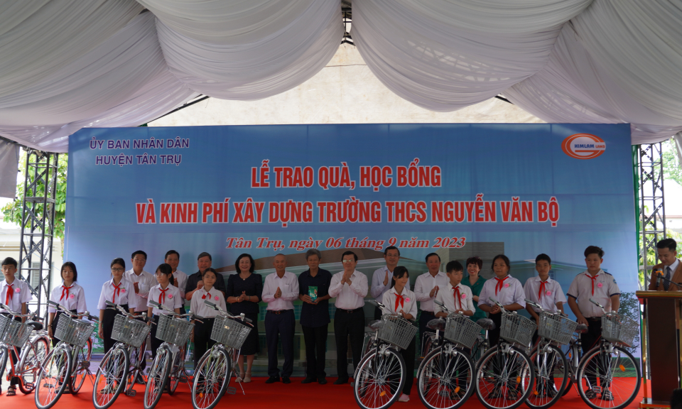 Nguyên Chủ tịch nước Trương Tấn Sang tặng quà, học bổng và kinh phí xây dựng trường THCS Nguyễn Văn Bộ - Huyện Tân Trụ