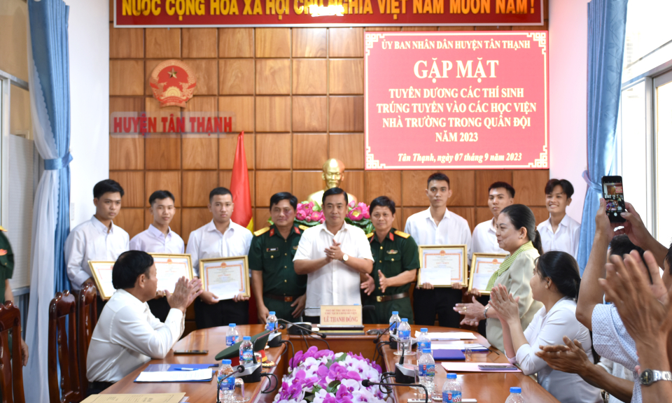 Tân Thạnh gặp gỡ, biểu dương thí sinh trúng tuyển vào các trường trong Quân đội 