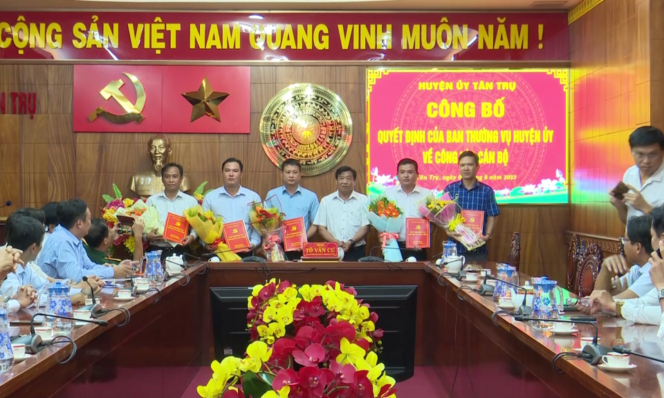 Ban Thường vụ Huyện ủy Tân Trụ công bố các quyết định về công tác cán bộ