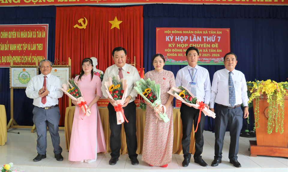 Phó Bí thư Thường trực Huyện ủy - Nguyễn Văn Định dự kỳ họp lần thứ 7 HĐND xã Tân Ân