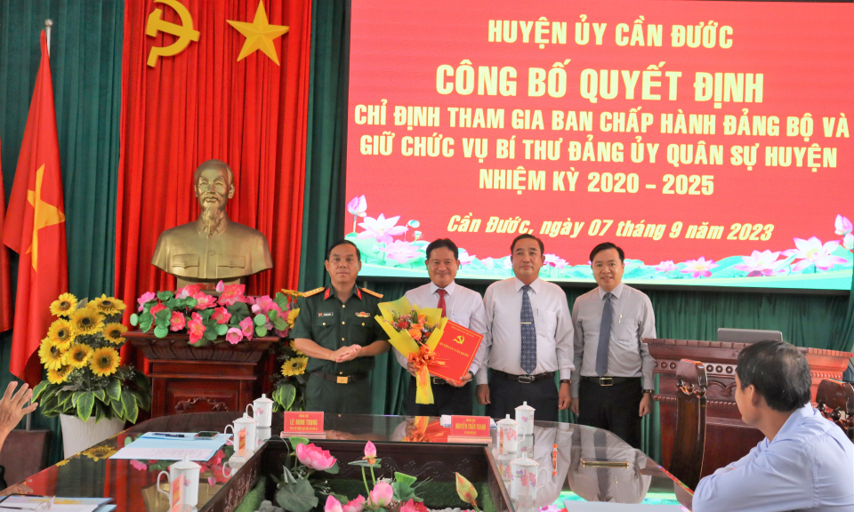 Huyện ủy Cần Đước công bố quyết định 