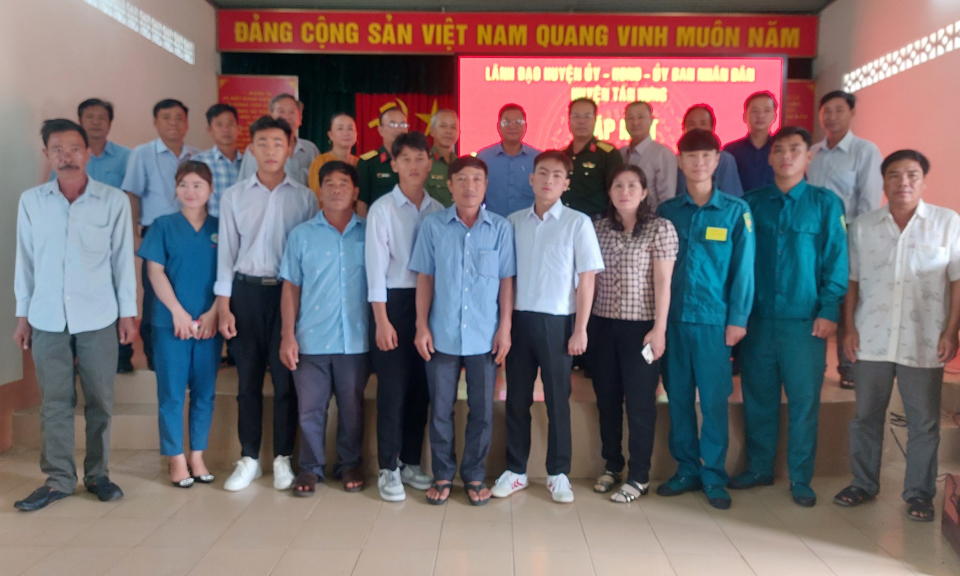 Lãnh đạo huyện Tân Hưng gặp mặt thí sinh trúng tuyển vào các trường trong Quân đội, Công an năm 2023