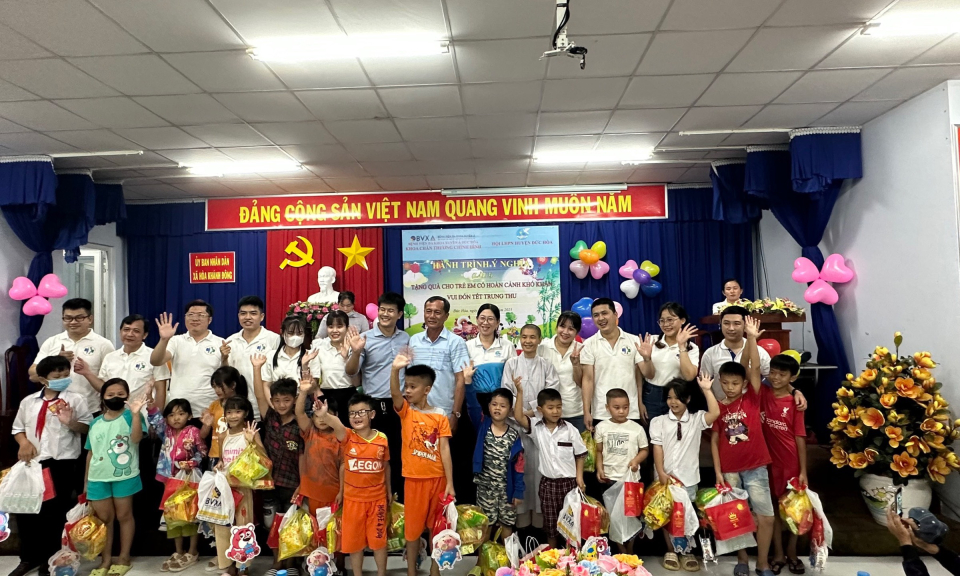 Phụ nữ Đức Hòa trao quà trung thu cho trẻ em có hoàn cảnh khó khăn