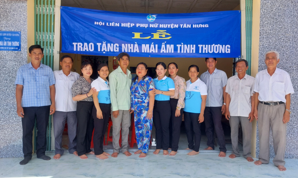 Tân Hưng trao tặng 2 căn nhà “Mái ấm tình thương” cho hộ nghèo, cận nghèo