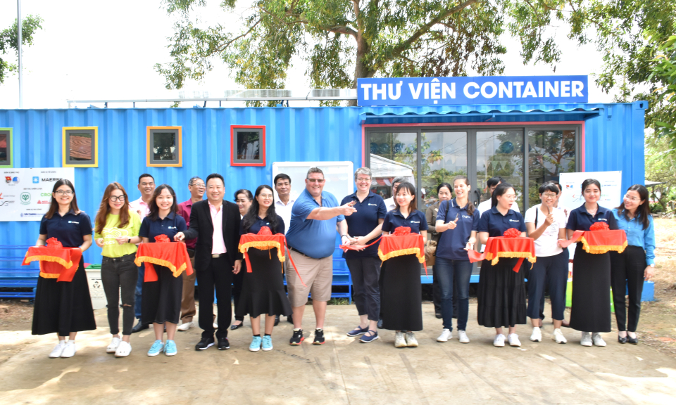 Tỉnh đoàn trao tặng Thư viện Container tại Tân Thạnh