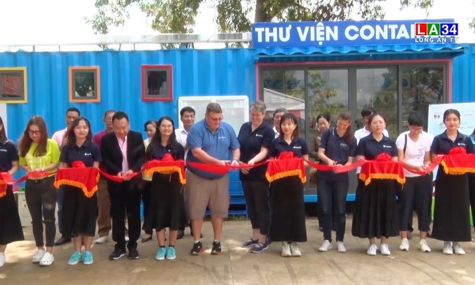 Tỉnh đoàn trao tặng thư viện container tại Tân Thạnh