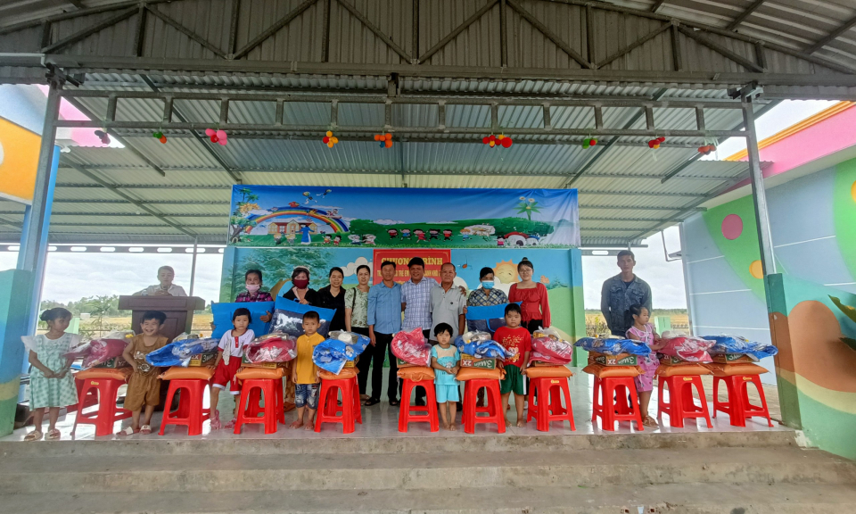 Xã Kiến Bình tặng quà cho học sinh có hoàn cảnh khó khăn