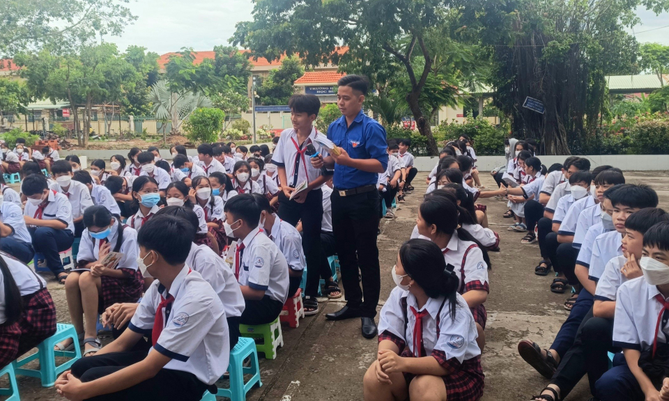 Tân Hưng tuyên truyền Luật Giao thông đường bộ cho các em học sinh